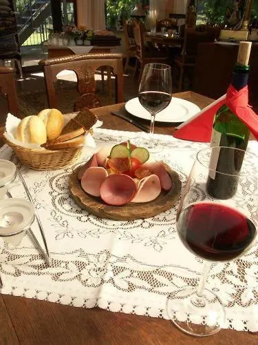 Restaurant Zum Valwiger Herrenberg 招待所 3*