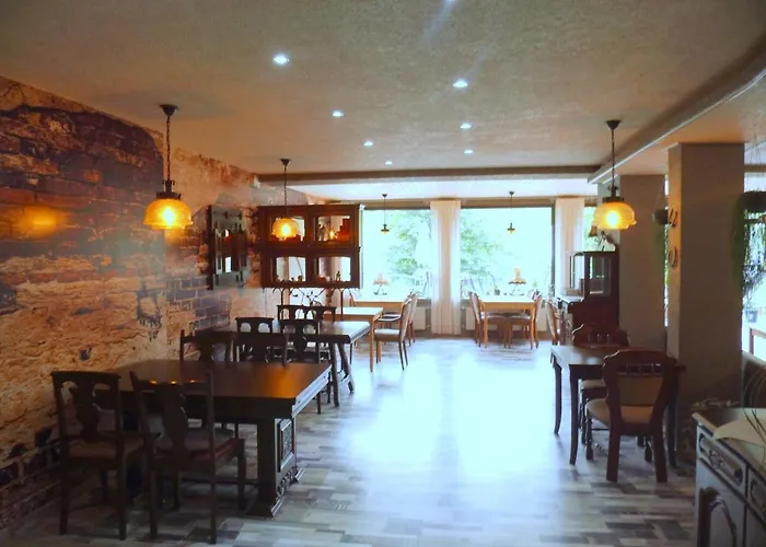 Restaurant Zum Valwiger Herrenberg 招待所 3*