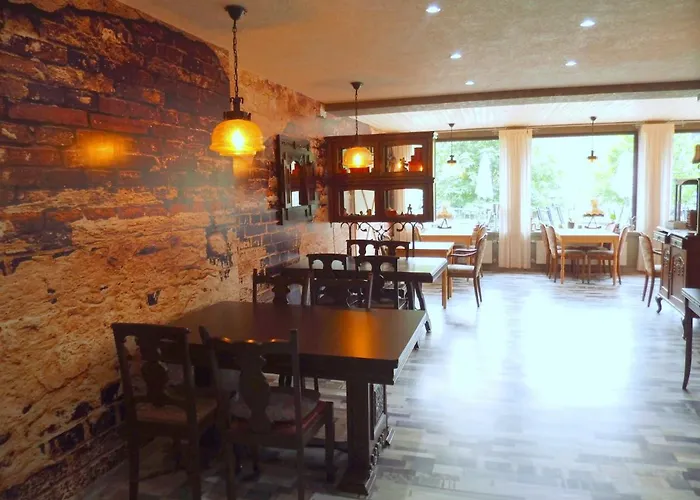 Restaurant Zum Valwiger Herrenberg 招待所 3*